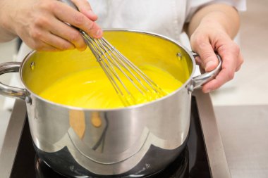 tatlılar için kullanılan muhallebi hazırlanması