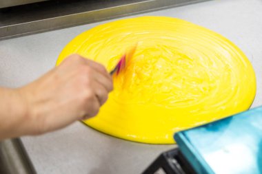 tatlılar için kullanılan muhallebi hazırlanması