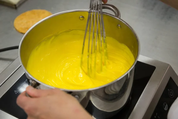 tatlılar için kullanılan muhallebi hazırlanması