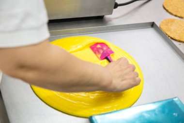 tatlılar için kullanılan muhallebi hazırlanması