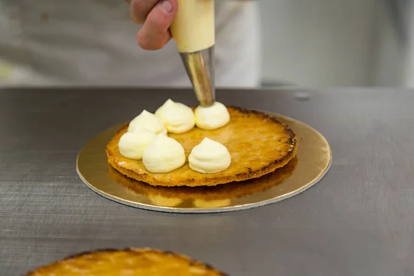 Millefeuille Tårtan Med Vaniljkräm Och Färska Jordgubbar — Stockfoto