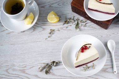 Peynirli Kek çilek beyaz tabakta, çay beyaz ahşap masa arka plan kopya alanı ile Tarih ile 