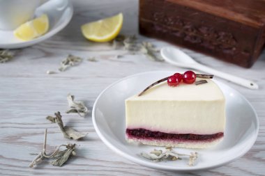 Peynirli Kek çilek beyaz tabakta, çay beyaz ahşap masa arka plan kopya alanı ile Tarih ile 