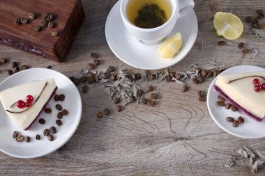 Çilek beyaz tabak, çay ve kahve çekirdekleri kopya alanı ahşap masa zemin üzerine cheesecake 