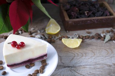 Peynirli Kek çilek beyaz tabak, kahve çekirdekleri ve ahşap masa arka plan kopya alanı ile çay kutusu ile