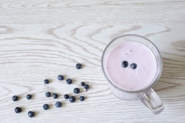Yaban mersini ile yoğurt. Sağlıklı içecek.