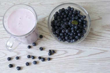 Taze yaban mersini ile Kase. Meyveli yoğurt.
