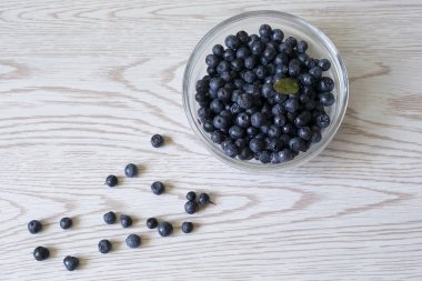 Masada yaban mersini olan kase. Sağlıklı gıda.