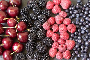 Masada sağlıklı böğürtlen karışımı. Böğürtlen, ahududu, yabanmersini, kiraz. 