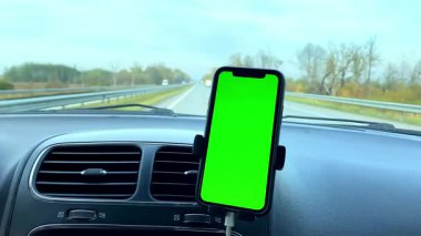 Krom anahtar yeşil ekran cep telefonu, akıllı telefon. Araba kontrol paneli, navigasyon, rota, araç sürmek, ulaşım uygulaması, seyahat noktaları.