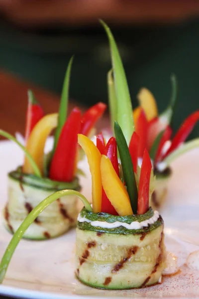 tabak taze sebze siyah arka plan