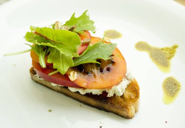 bir sandviç. ekmek ve beyaz bir arka planda 2 yeşillik bir sandviçle