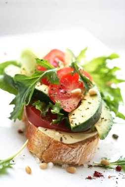 bir sandviç. ekmek ve beyaz bir arka planda 5 yeşillik bir sandviçle