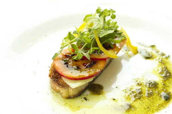 bir sandviç. ekmek ve beyaz bir arka planda 3 yeşillik bir sandviçle