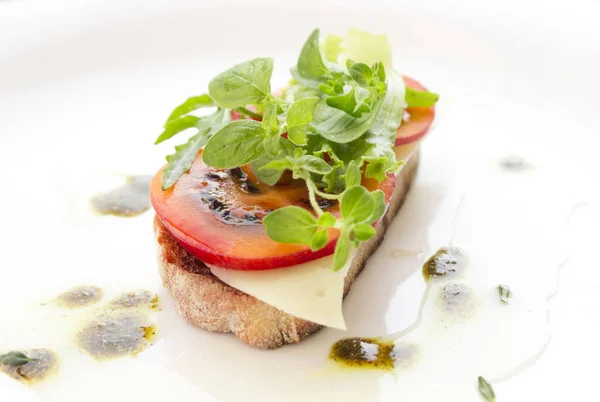 bir sandviç. ekmek ve beyaz bir arka planda 1 yeşillik bir sandviçle