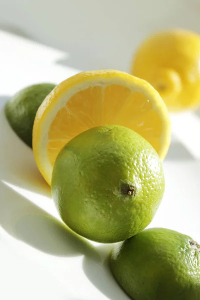 Çeşitli limon ve beyaz zemin üzerine kireç