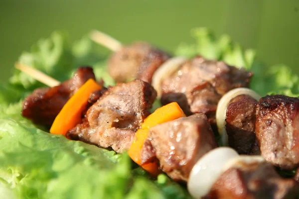 bir sandviç. ekmek ve beyaz bir arka planda 5 yeşillik bir sandviçle