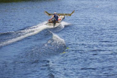 bir tekneden büyük dalgalar