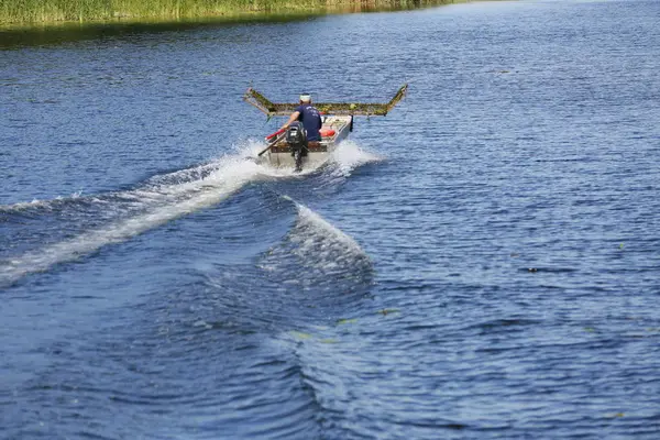 bir tekneden büyük dalgalar