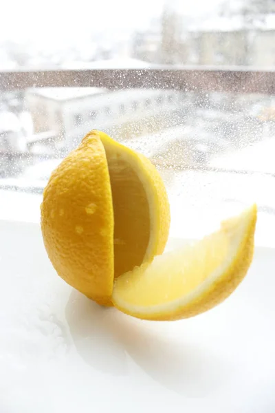 beyaz arkaplanda limon