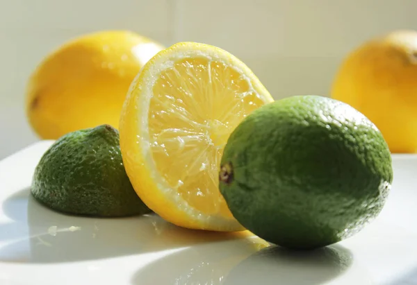  limon ve beyaz zemin üzerine kireç. limon üzerinde su damlacıkları
