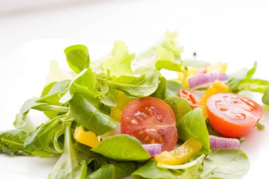  taze bahar salatası sebze üzerinden