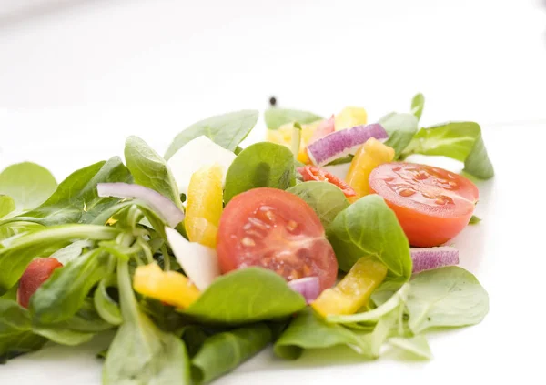  taze bahar salatası sebze üzerinden