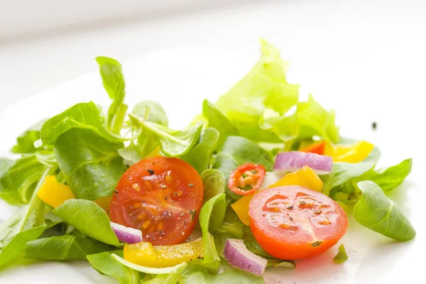  taze bahar salatası sebze üzerinden