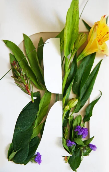 mektup yeşil çim ve çiçek