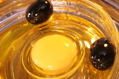  çiğ yumurta sarısı ve zeytin. soyutlama