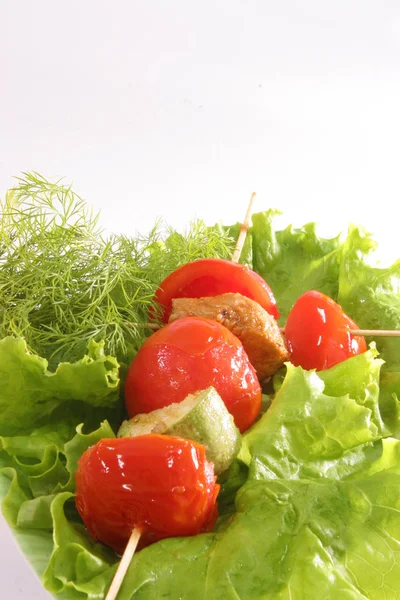 şiş, et ve sebze yaprak yeşil