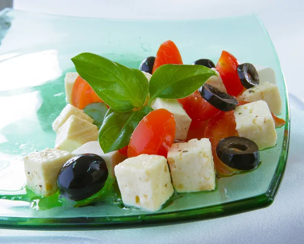 beyaz bir arka plan üzerinde beyaz peynir. peynirli yeşil salata