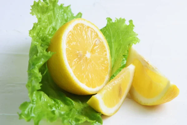  taze limon. kesip limon yeşil salata