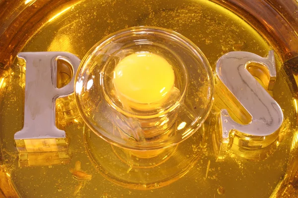  çiğ yumurta sarısı ve zeytin. soyutlama