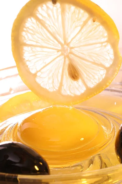  çiğ yumurta sarısı ve zeytin. soyutlama