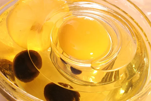 生の卵黄とオリーブ 抽象化 — ストック写真