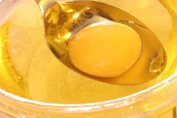 生の卵黄とオリーブ 抽象化 — ストック写真
