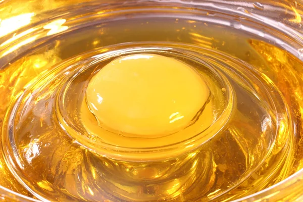 çiğ yumurta sarısı ve zeytin. soyutlama