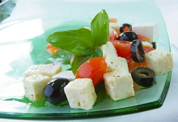  beyaz bir arka plan üzerinde beyaz peynir. peynirli yeşil salata