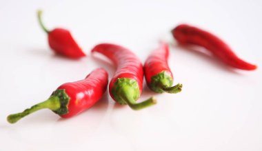 sıcak kırmızı biber. Beyaz arka plan üzerinde Şili