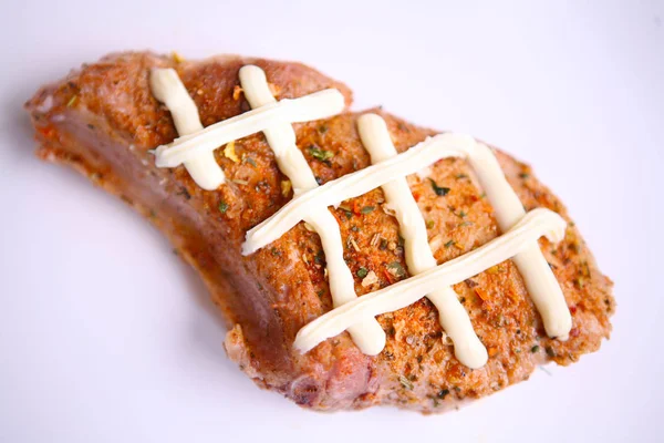 Biftek mayonez altında domuz dan. Beyaz arka plan üzerinde kızarmış et