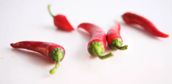 sıcak kırmızı biber. Beyaz arka plan üzerinde Şili