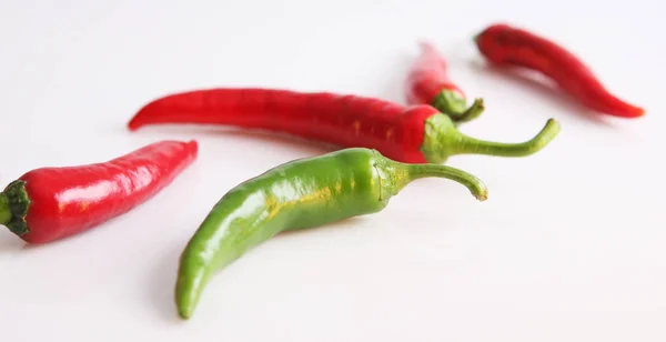 sıcak kırmızı biber. Beyaz arka plan üzerinde Şili