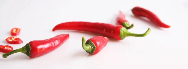 sıcak kırmızı biber. Beyaz arka plan üzerinde Şili