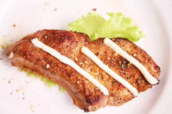 Biftek mayonez altında domuz dan. Beyaz arka plan üzerinde kızarmış et