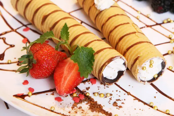 tatlı. dondurma. yoğurt. krem. çikolata tatlı