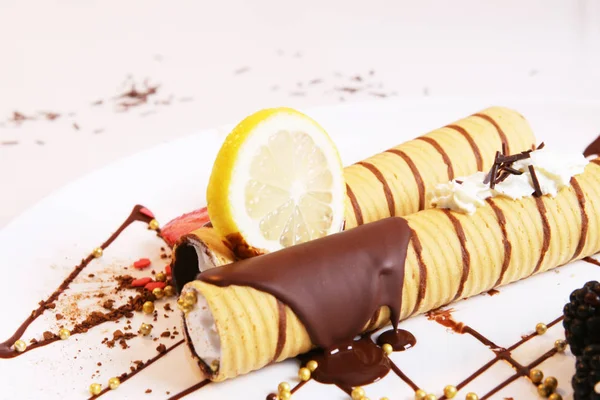 tatlı. dondurma. yoğurt. krem. çikolata tatlı