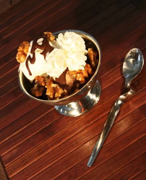 tatlı. dondurma. yoğurt. krem. çikolata tatlı