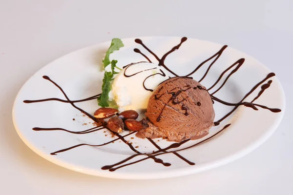 tatlı. dondurma. yoğurt. krem. çikolata tatlı