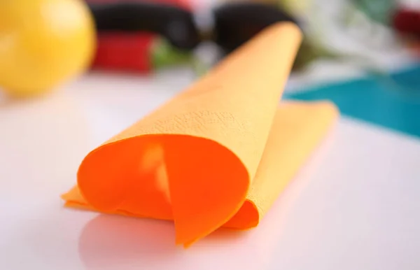  peçete, çanak, taze salata, güneşli bir gün